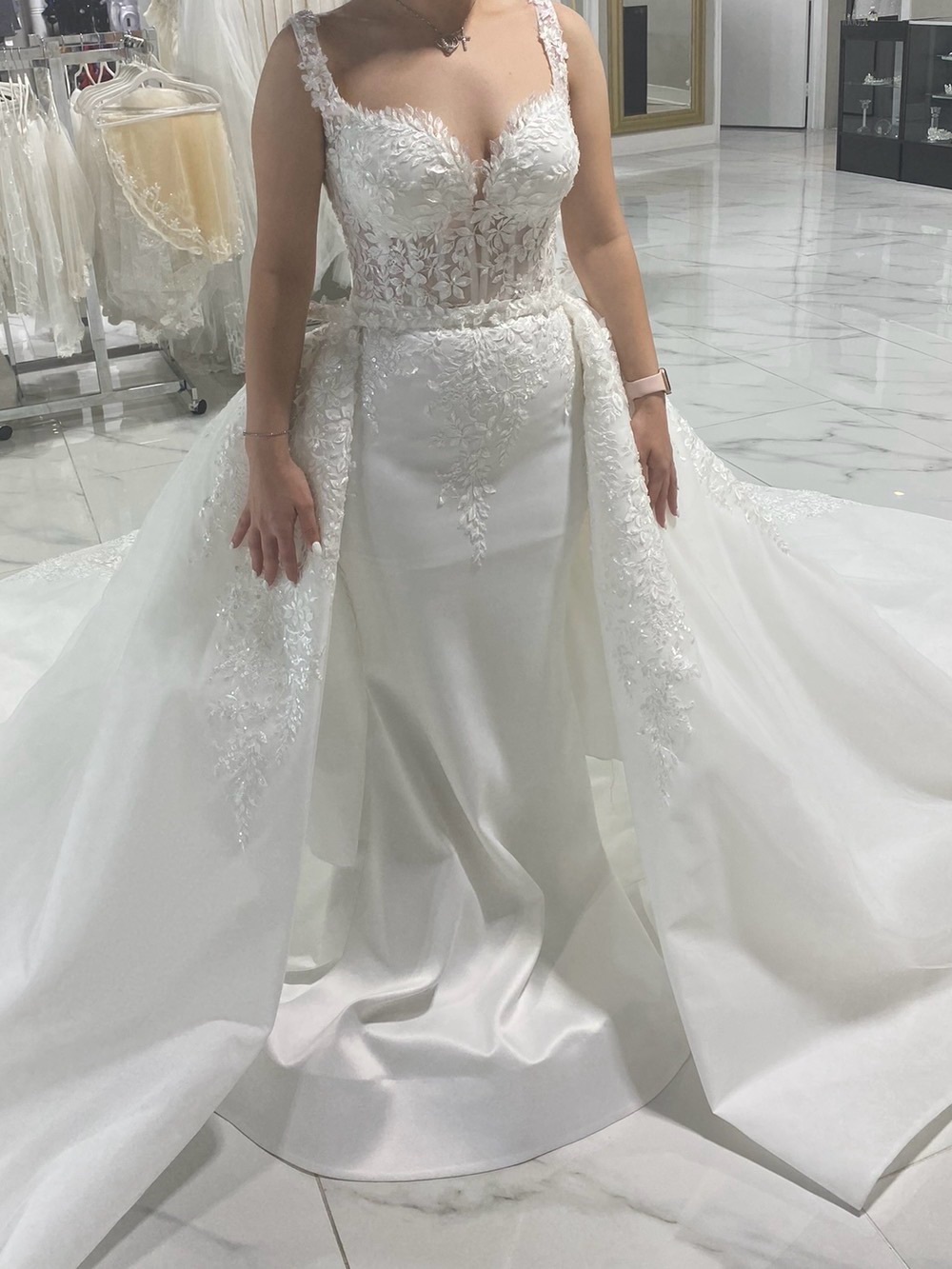 Elegant White Lace Bodice Bridal Gown with Detachable Overskirt